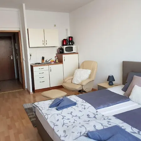 Nice In At The Train Station Apartamento